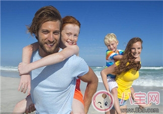 汪涵愛妻楊樂樂牽3歲小沐沐出行 國慶節(jié)出行小心孩子安全隱患