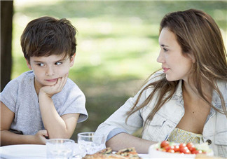 父母愛(ài)嘮叨合適嗎？寶寶表現(xiàn)明確是否嘮叨過(guò)度