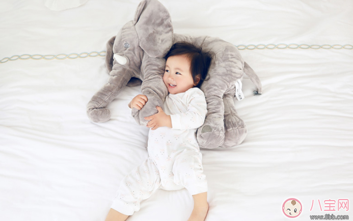 寶寶獨(dú)睡要準(zhǔn)備什么 寶寶自己一個(gè)人睡覺需要的兩件東西