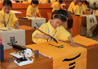 孩子學(xué)書法的最佳年齡 哪些明星的孩子在學(xué)書法