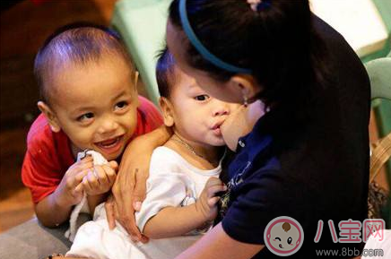 公共場合喂奶無遮蓋好不好 公共場所哺乳尷尬嗎 公共場合喂奶無遮蓋好不好 公共場所哺乳尷尬嗎