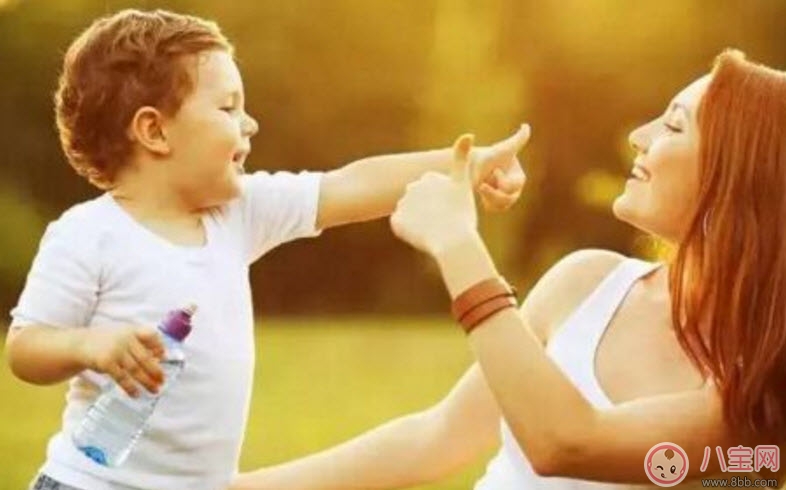 家長(zhǎng)怎樣表?yè)P(yáng)孩子才能有好的效果 父母如何高級(jí)贊美孩子
