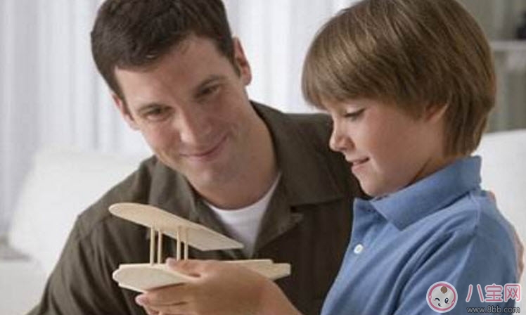 家長(zhǎng)怎樣表?yè)P(yáng)孩子才能有好的效果 父母如何高級(jí)贊美孩子