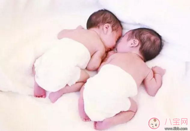 星二代睡姿誰(shuí)錯(cuò)了？馨爺鎖喉阿拉蕾凹造型