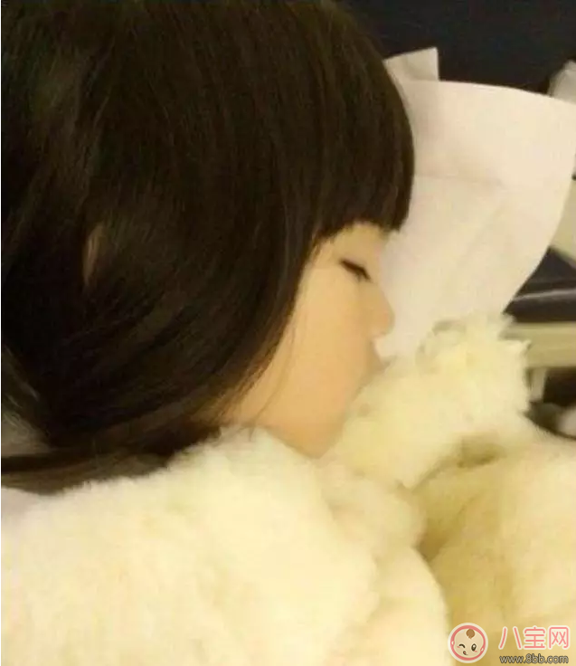 星二代睡姿誰(shuí)錯(cuò)了？馨爺鎖喉阿拉蕾凹造型