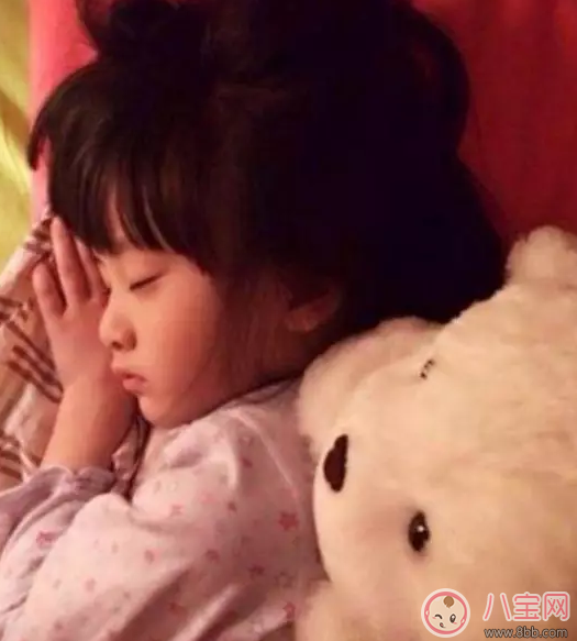 星二代睡姿誰(shuí)錯(cuò)了？馨爺鎖喉阿拉蕾凹造型