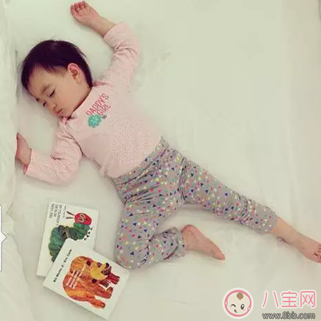 星二代睡姿誰(shuí)錯(cuò)了？馨爺鎖喉阿拉蕾凹造型