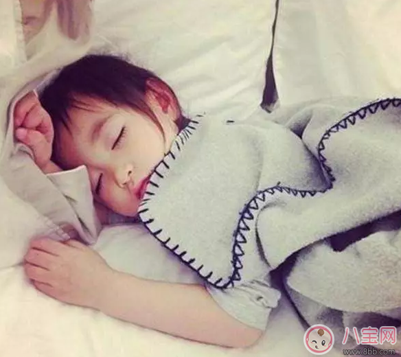 星二代睡姿誰(shuí)錯(cuò)了？馨爺鎖喉阿拉蕾凹造型