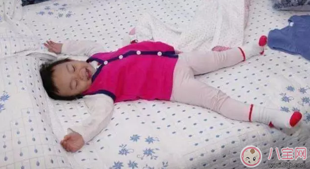 星二代睡姿誰(shuí)錯(cuò)了？馨爺鎖喉阿拉蕾凹造型