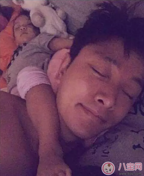 星二代睡姿誰(shuí)錯(cuò)了？馨爺鎖喉阿拉蕾凹造型