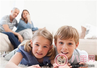 家里有小小電子產(chǎn)品迷 如何管教孩子玩手機(jī)