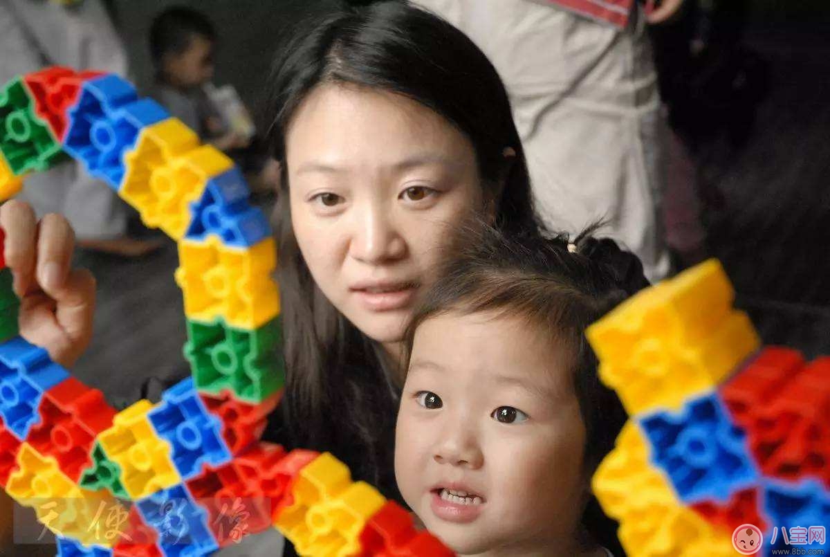 家里有小小電子產(chǎn)品迷 如何管教孩子玩手機(jī)