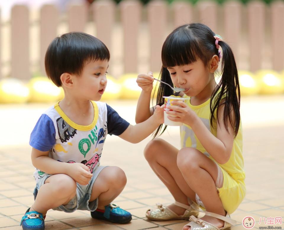 父母讓8歲姐給1歲弟洗澡 “洗”成一場大禍