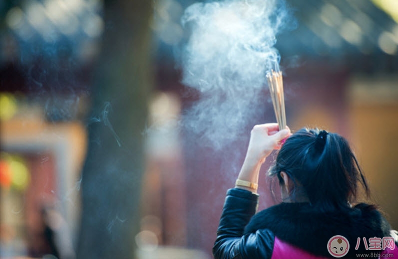 鬼月適合廟里燒香嗎 鬼月燒香注意事項有哪些