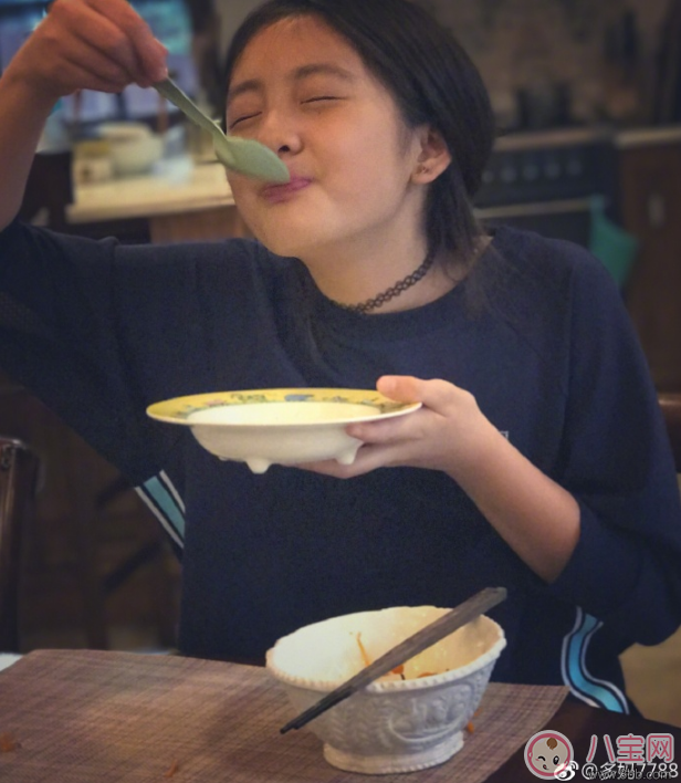 黃多多吃飯超享受 網(wǎng)友卻只關(guān)注她帶耳釘和choker