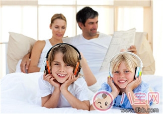 賈靜雯頻繁曬娃遭網(wǎng)友批不安全