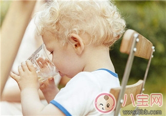 喝酒真會(huì)讓嬰兒?jiǎn)拭?給寶寶喝酒的危害