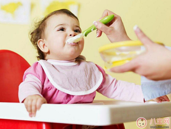 怎么培養(yǎng)寶寶自己吃飯的能力 寶寶學習吃飯餐具盤點
