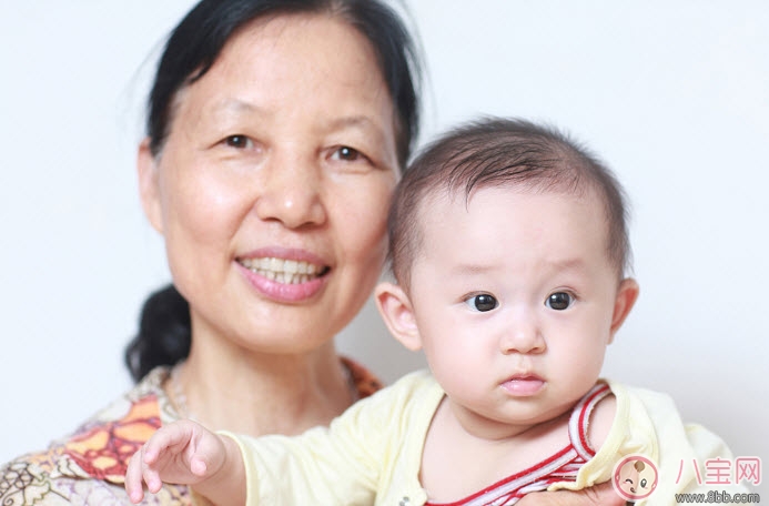 老人帶孩子好不好 老人帶娃說(shuō)的這些話會(huì)毀了孩子