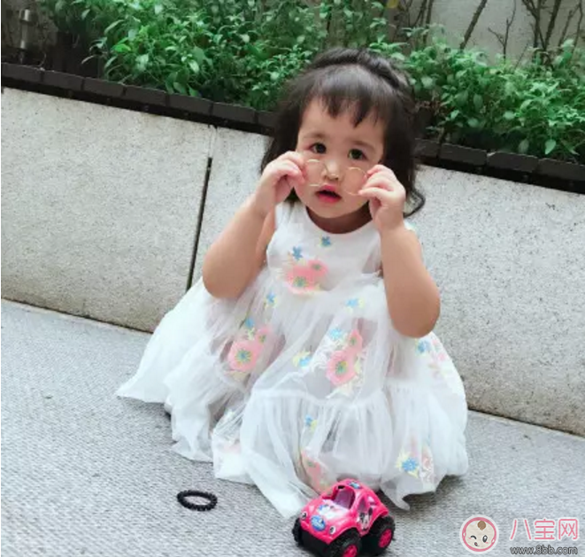 包貝爾罵哭女兒，只因她亂扔?xùn)|西！怎么管才好？