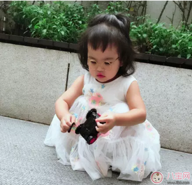 包貝爾罵哭女兒，只因她亂扔?xùn)|西！怎么管才好？