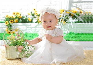 包貝爾罵哭女兒，只因她亂扔?xùn)|西！怎么管才好？