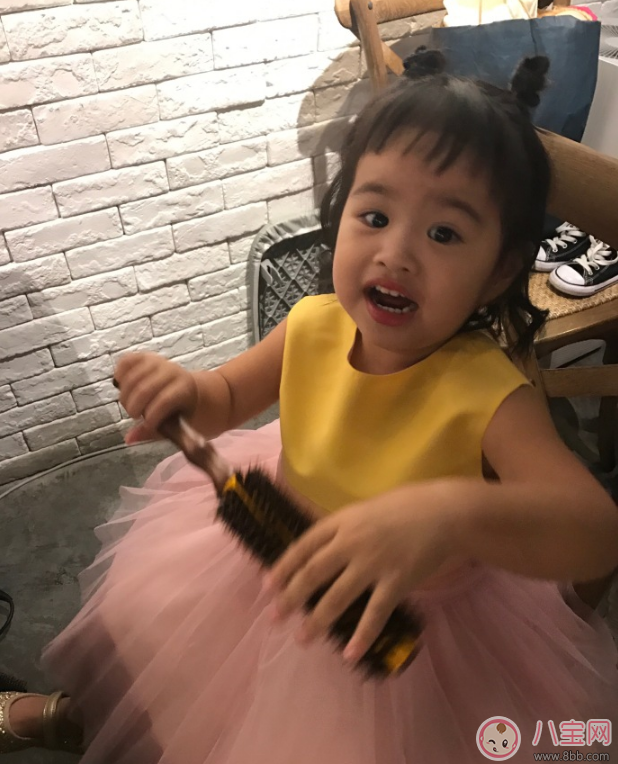 包文婧女兒餃子梳超可愛哪吒頭 超可愛哪吒頭怎么扎
