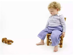 孩子居然喜歡丟玩具找樂(lè)子 孩子丟東西習(xí)慣要糾正