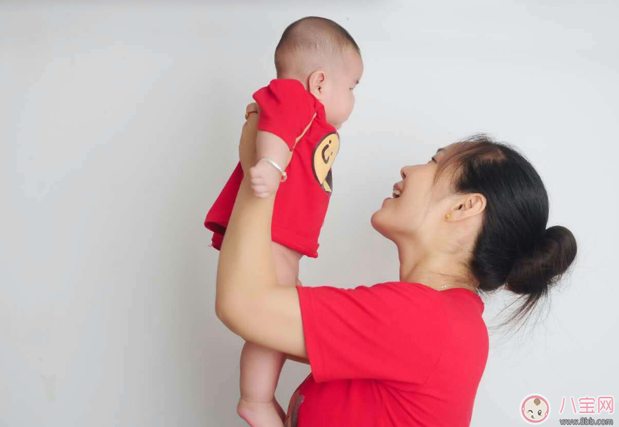 和孩子玩舉高高究竟好不好 和孩子玩的游戲推薦