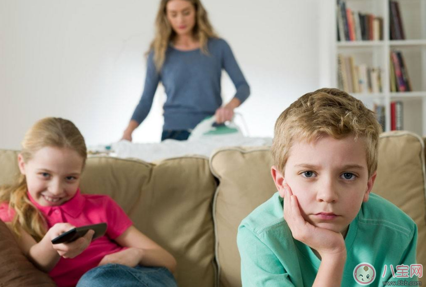 孩子看書好還是看電視好 讓書本代替電視才是最好的選擇 孩子看書好還是看電視好 讓書本代替電視才是最好的選擇