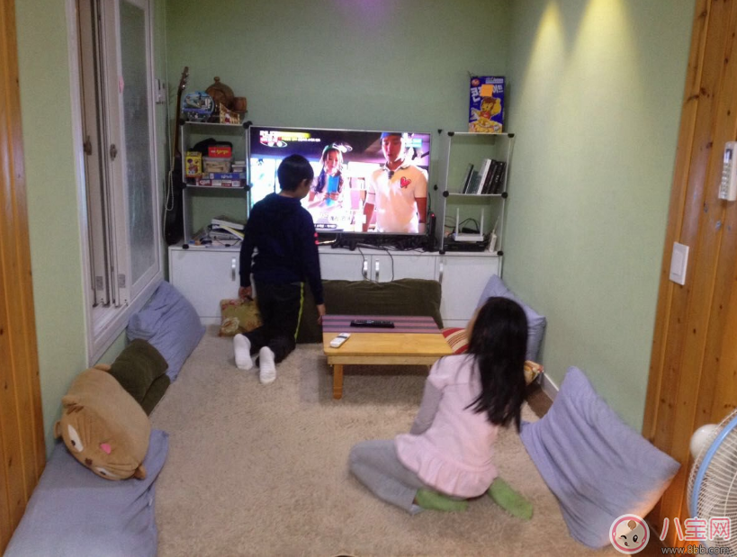 孩子看書好還是看電視好 讓書本代替電視才是最好的選擇 孩子看書好還是看電視好 讓書本代替電視才是最好的選擇