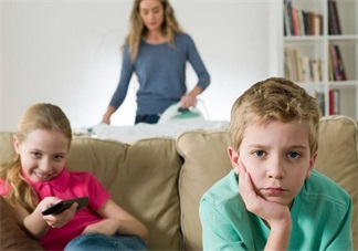 孩子看書好還是看電視好 讓書本代替電視才是最好的選擇