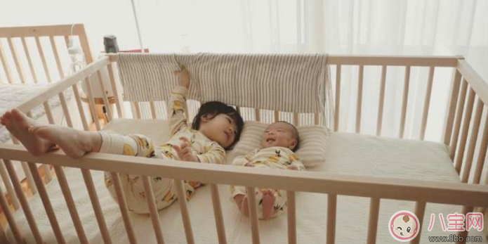 親子故事 記錄下兩個寶寶成長的瞬間