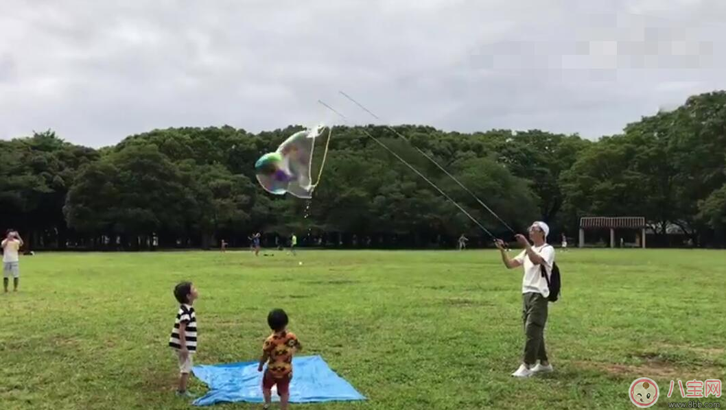 鄧超哄娃新招帶孩子吹超大泡泡 帶孩子吹泡泡怎么玩好