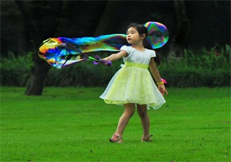 鄧超哄娃新招帶孩子吹超大泡泡 帶孩子吹泡泡怎么玩好