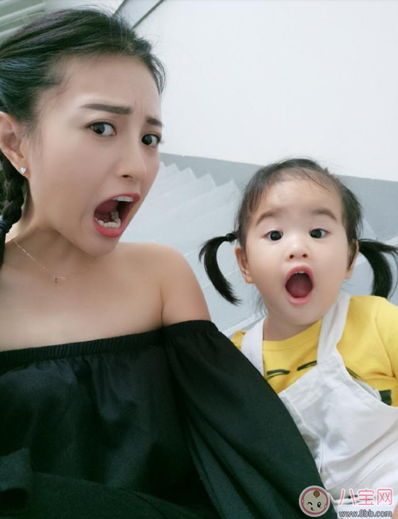 包文婧與餃子逐漸熟絡(luò)  手指受傷餃子擔(dān)心哭不停