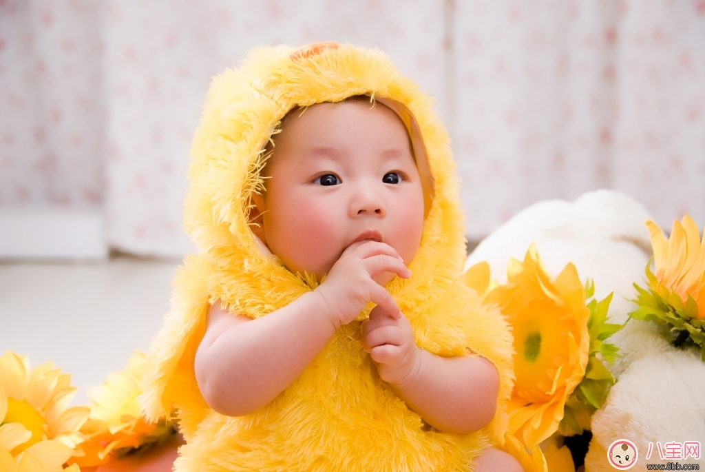 寶寶口腔期要滿足寶吸吮手指的習慣