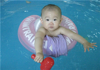 咘咘和Bo妞游泳 寶寶室內(nèi)游泳的好處