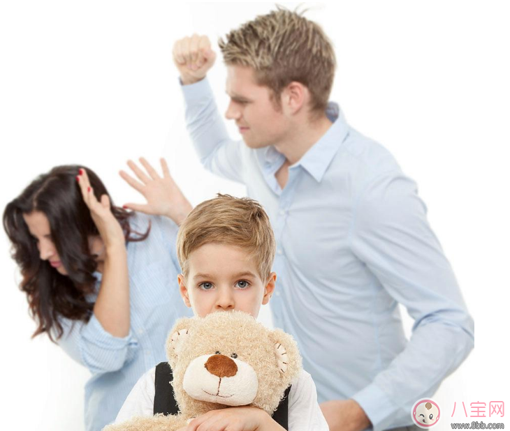 父母這些行為在潛移默化中影響著孩子 生活中這些細(xì)節(jié)要注意 父母這些行為在潛移默化中影響著孩子 生活中這些細(xì)節(jié)要注意