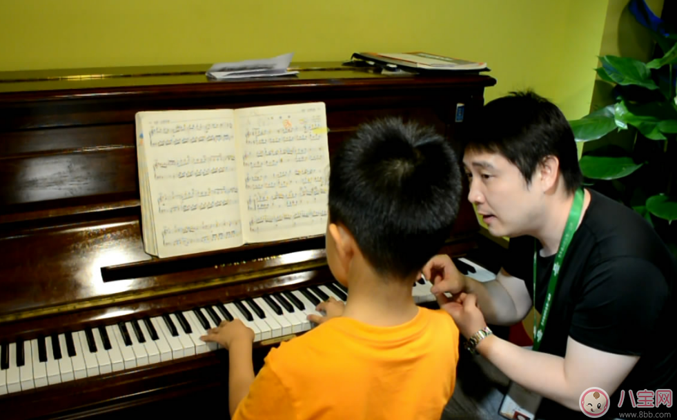 小魚兒彈奏鋼琴有模有樣 孩子學(xué)鋼琴到底好不好