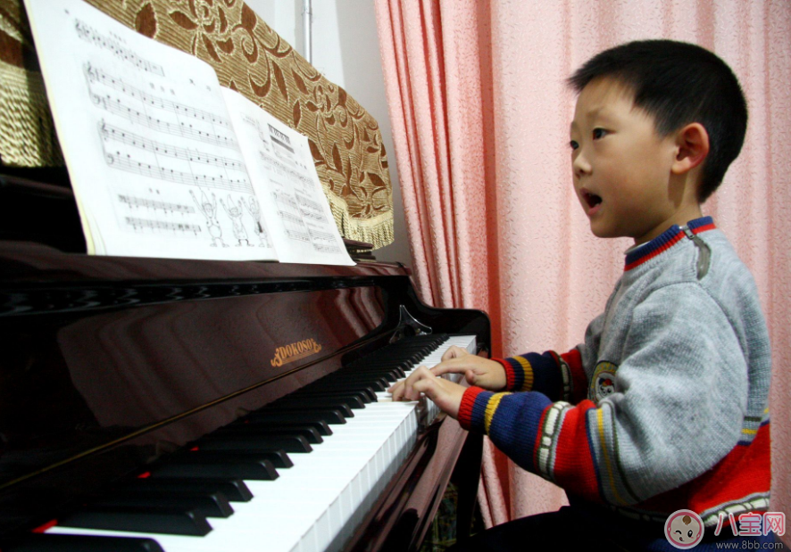 小魚兒彈奏鋼琴有模有樣 孩子學(xué)鋼琴到底好不好