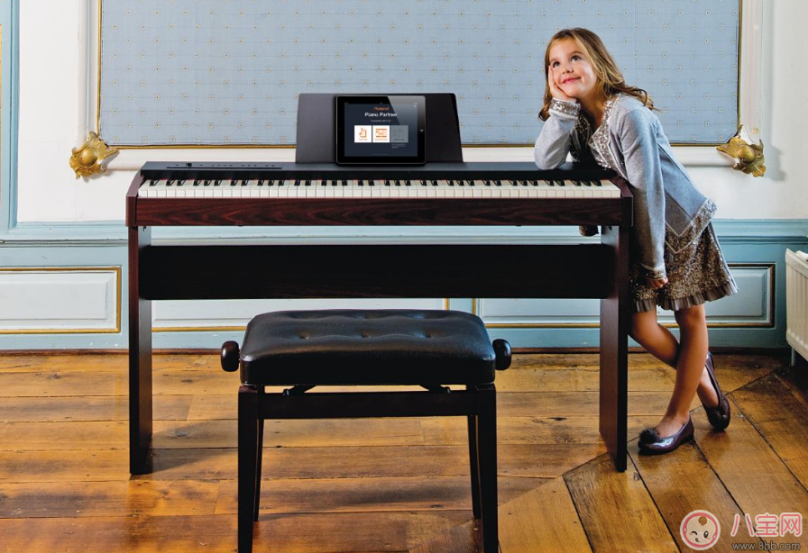 小魚兒彈奏鋼琴有模有樣 孩子學(xué)鋼琴到底好不好
