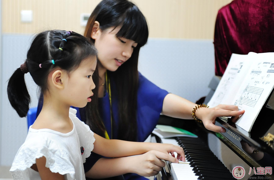 小魚兒彈奏鋼琴有模有樣 孩子學(xué)鋼琴到底好不好