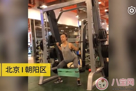 9個月孕媽舉杠鈴做深蹲 孕晚期能做哪些運動