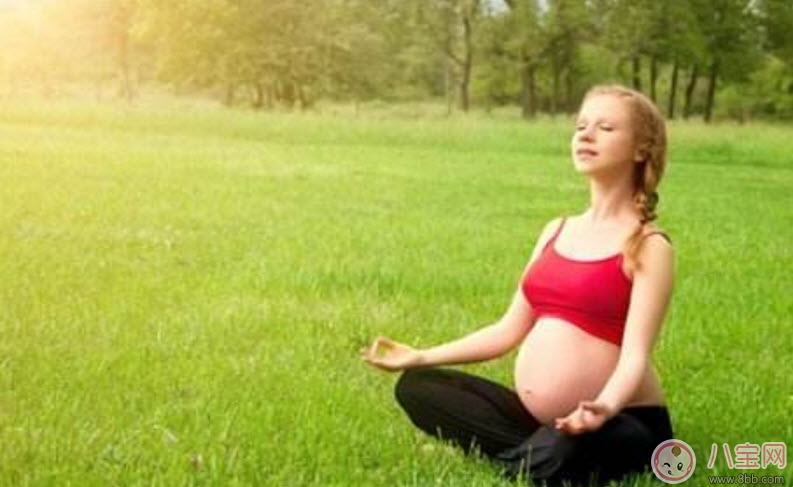 9個月孕媽舉杠鈴做深蹲 孕晚期能做哪些運動