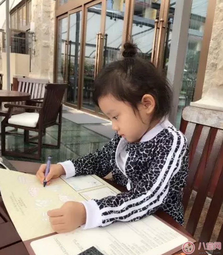 甜馨認(rèn)真畫簡筆畫 簡筆畫的入門畫法