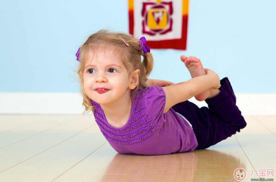 辣媽帶著兒女練瑜伽 孩子練瑜伽好不好