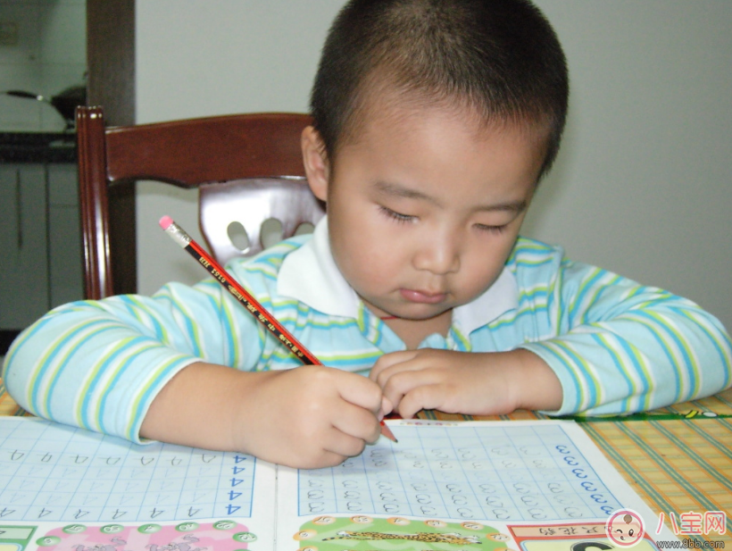 孩子喜歡寫(xiě)小說(shuō)怎么辦 如何正確引導(dǎo)孩子寫(xiě)小說(shuō)