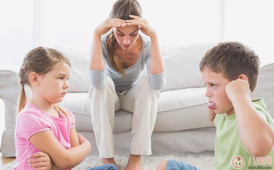 家長孩子的面撿別人的手機(jī) 父母的一言一行都會影響孩子 家長孩子的面撿別人的手機(jī) 父母的一言一行都會影響孩子