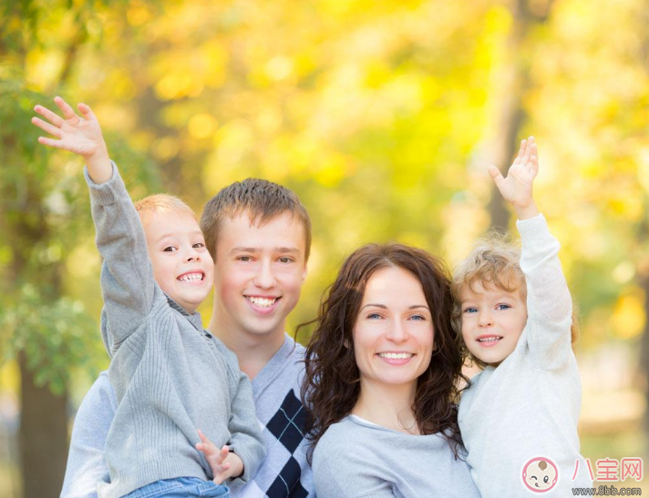 家長孩子的面撿別人的手機(jī) 父母的一言一行都會影響孩子 家長孩子的面撿別人的手機(jī) 父母的一言一行都會影響孩子